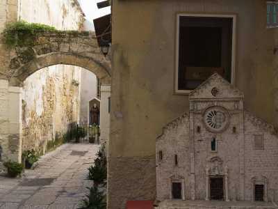 All�interno � attiva una nota bottega di artisti segnalata da una riproduzione in scala della facciata della Basilica di San Nicola 